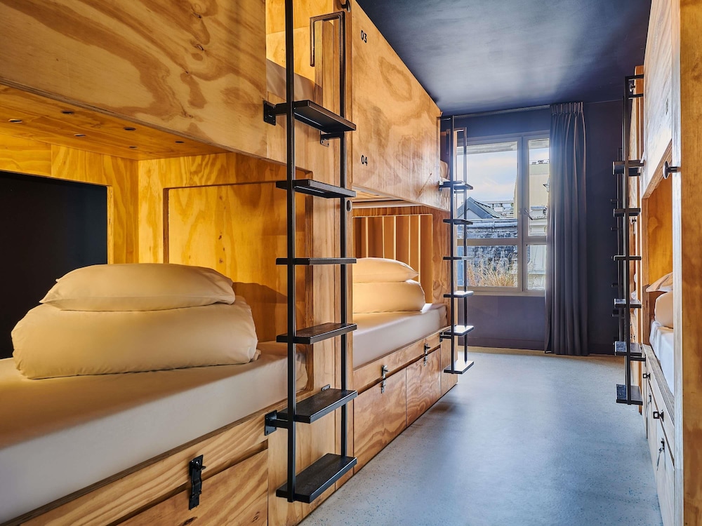 Chambre privée de 8 personnes avec salle de bains partagée del hotel JO&JOE Paris - Nation