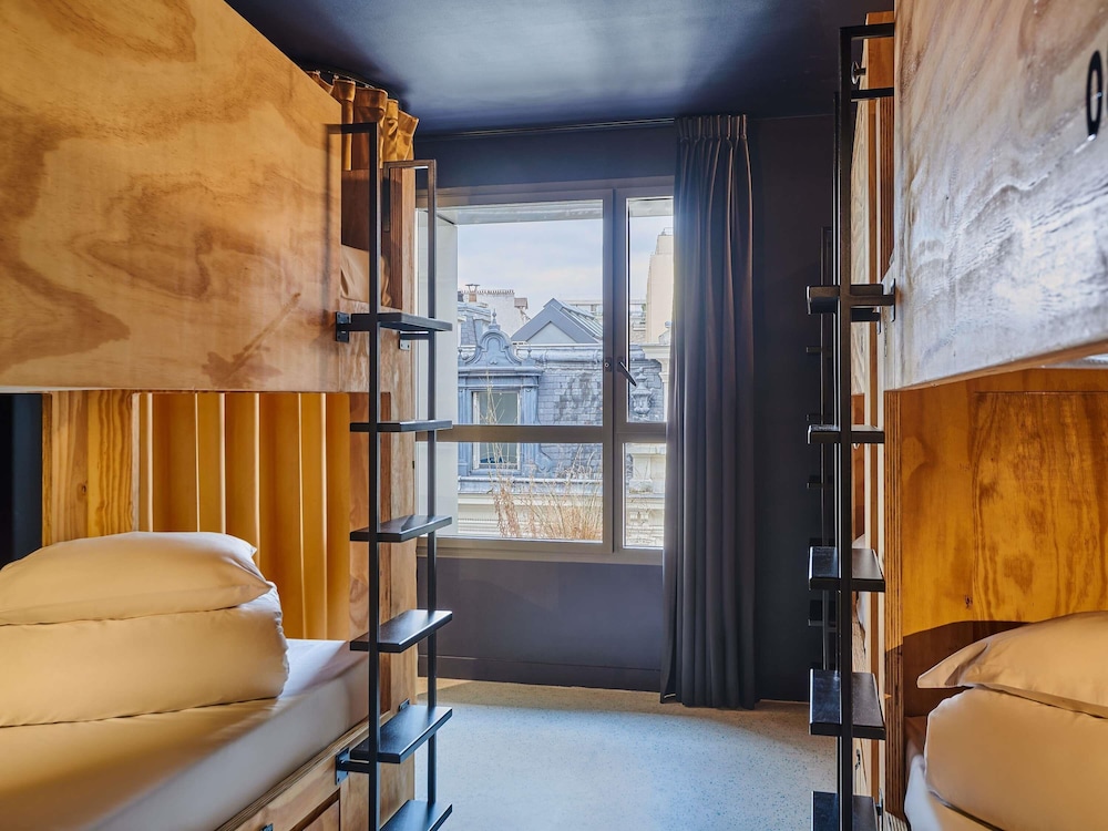 Chambre privée de 8 personnes avec salle de bains partagée del hotel JO&JOE Paris - Nation. Foto 1