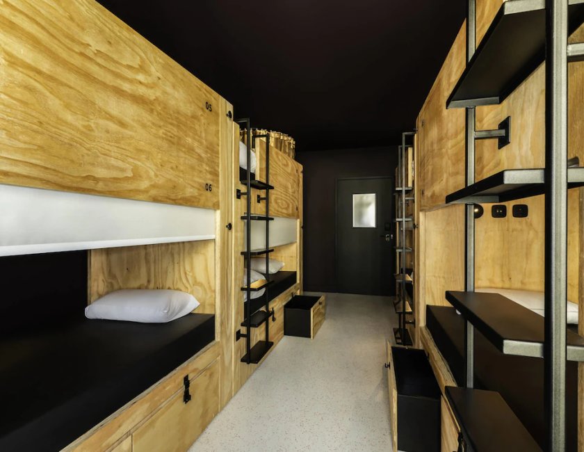 Chambre privée de 8 personnes avec salle de bains partagée del hotel JO&JOE Paris - Nation. Foto 1