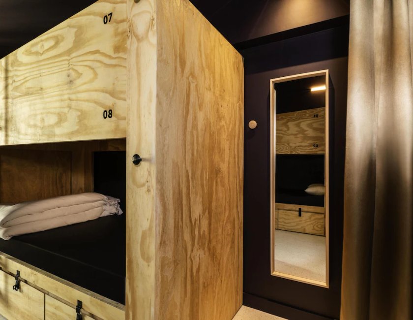 Chambre privée pour 6 personnes avec salle de bains partagée del hotel JO&JOE Paris - Nation. Foto 2