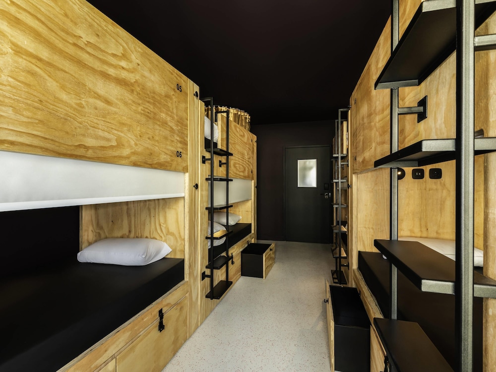 Chambre privée de 8 personnes avec salle de bains partagée del hotel JO&JOE Paris - Nation