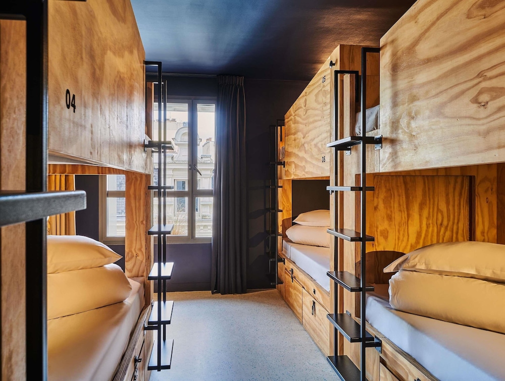 Chambre privée de 8 personnes avec salle de bains partagée del hotel JO&JOE Paris - Nation. Foto 4