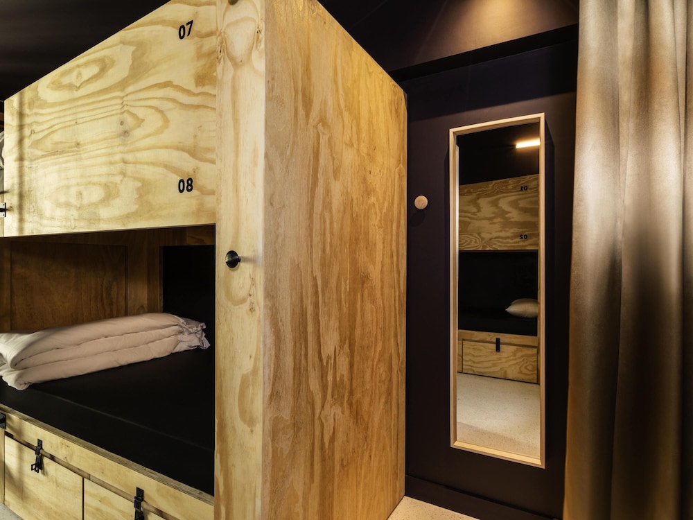 Chambre privée pour 6 personnes avec salle de bains partagée del hotel JO&JOE Paris - Nation. Foto 4