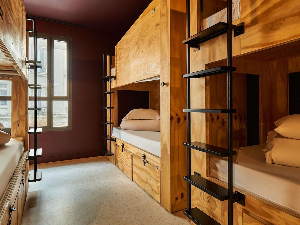 Chambre privée pour 6 personnes avec salle de bains partagée del hotel JO&JOE Paris - Nation