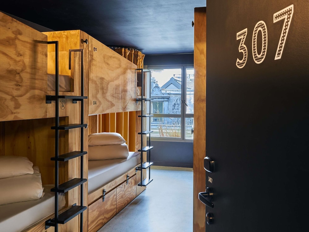 Chambre privée pour 6 personnes avec salle de bains partagée del hotel JO&JOE Paris - Nation. Foto 1