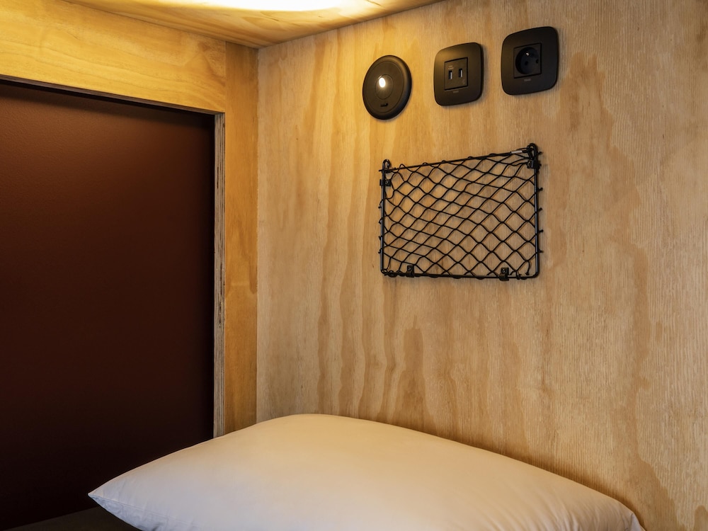 Chambre privée pour 6 personnes avec salle de bains partagée del hotel JO&JOE Paris - Nation. Foto 2