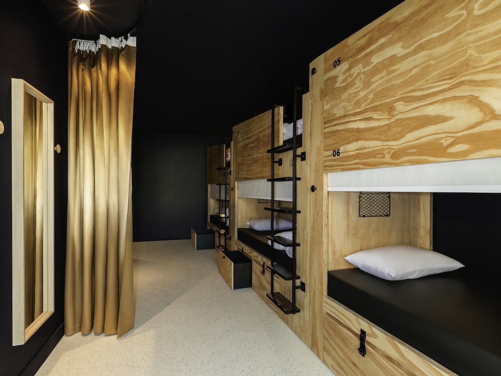 Chambre privée pour 6 personnes avec salle de bains partagée del hotel JO&JOE Paris - Nation. Foto 3