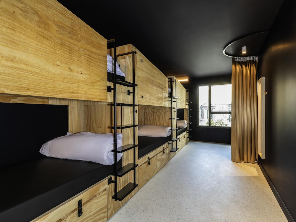 Chambre privée pour 6 personnes avec salle de bains partagée del hotel JO&JOE Paris - Nation. Foto 4