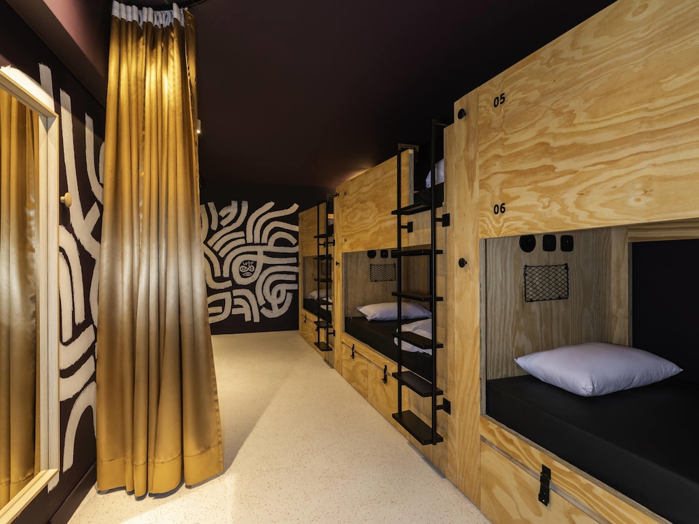1 Lit dans une chambre partagée de 6 réservée aux femmes del hotel JO&JOE Paris - Nation. Foto 3