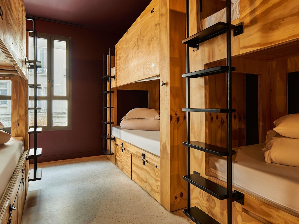Chambre privée pour 6 personnes avec salle de bains partagée del hotel JO&JOE Paris - Nation. Foto 3
