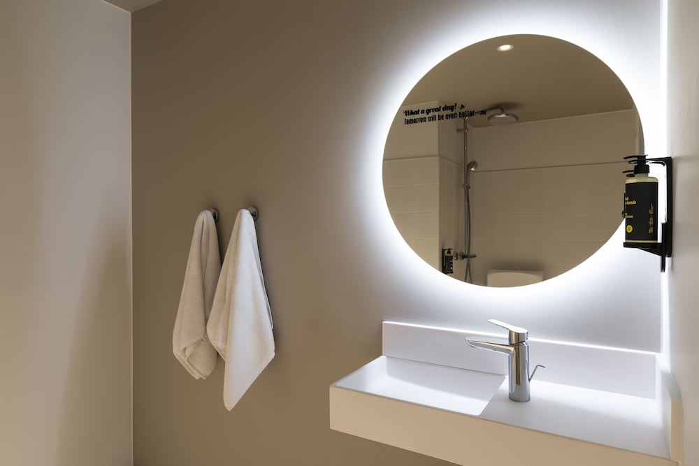 Chambre Double avec salle de bains privée - Accessible aux personnes à mobilité réduite del hotel JO&JOE Paris - Nation. Foto 1