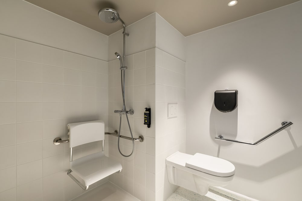 Chambre Double avec salle de bains privée - Accessible aux personnes à mobilité réduite del hotel JO&JOE Paris - Nation. Foto 5