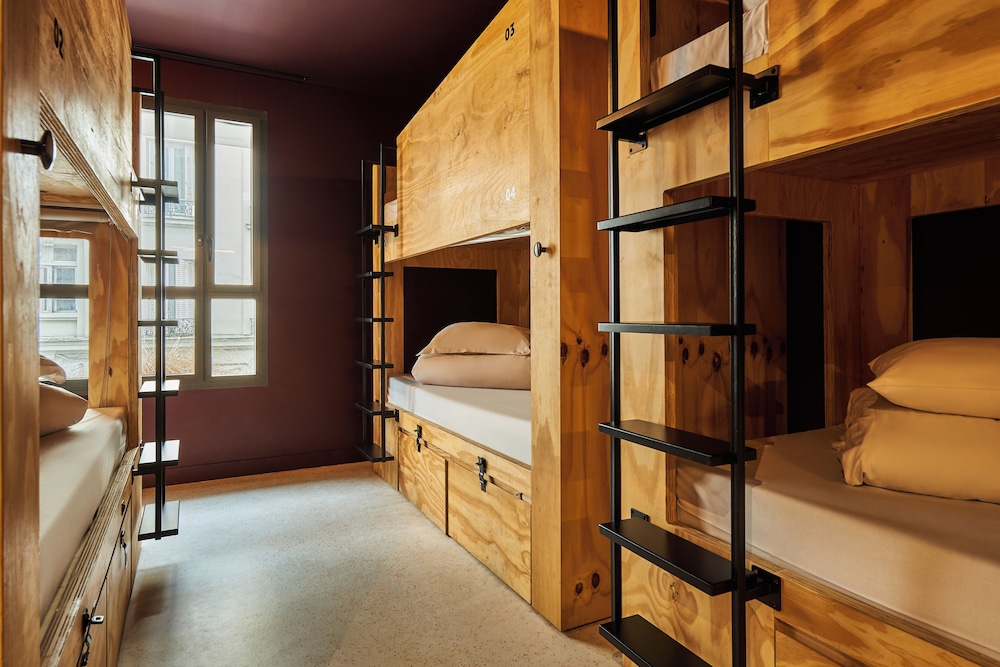 Chambre privée de 8 personnes avec salle de bains partagée del hotel JO&JOE Paris - Nation. Foto 4