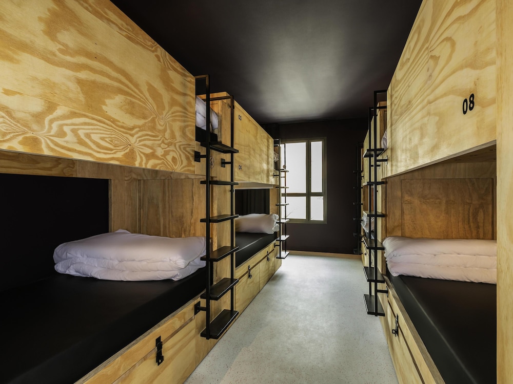 Chambre privée de 8 personnes avec salle de bains partagée del hotel JO&JOE Paris - Nation. Foto 8