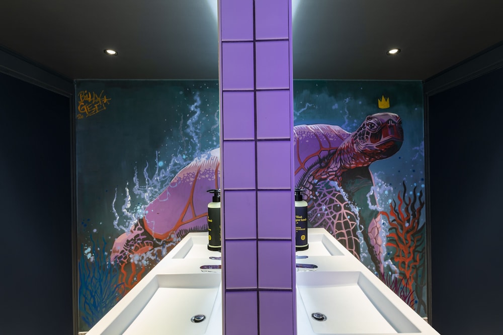 Chambre privée de 8 personnes avec salle de bains partagée del hotel JO&JOE Paris - Nation. Foto 10