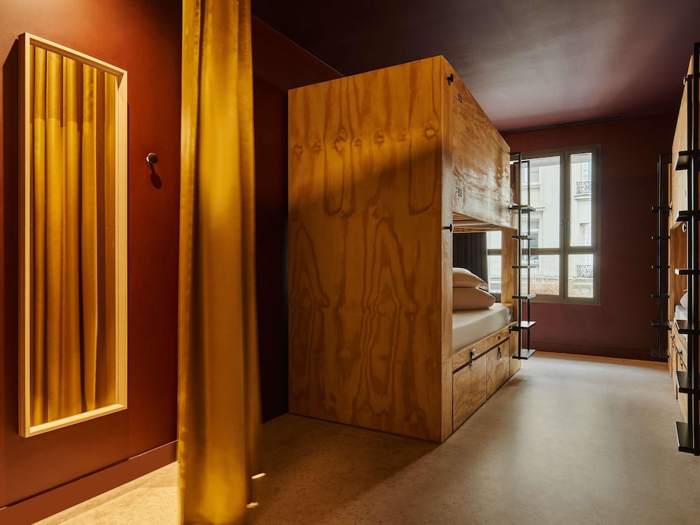 Chambre privée pour 6 personnes avec salle de bains partagée del hotel JO&JOE Paris - Nation. Foto 2