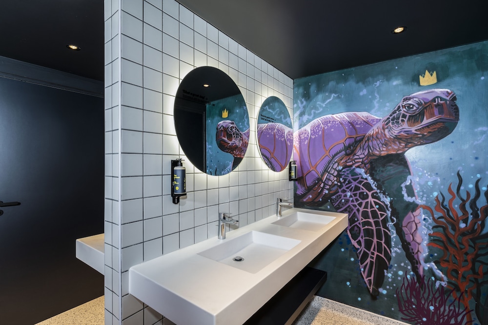 Chambre privée pour 6 personnes avec salle de bains partagée del hotel JO&JOE Paris - Nation. Foto 7