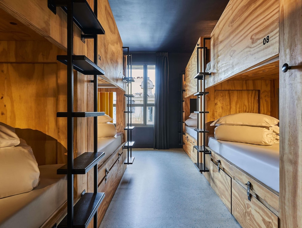 Chambre privée pour 6 femmes avec salle de bains partagée (équipée+) del hotel JO&JOE Paris - Nation