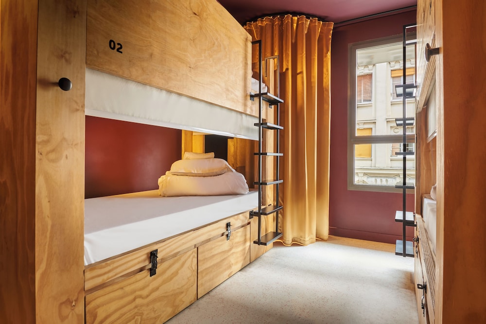 Chambre privée pour 6 femmes avec salle de bains partagée (équipée+) del hotel JO&JOE Paris - Nation. Foto 1