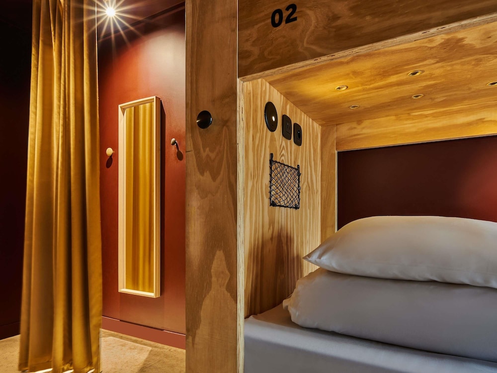1 Lit dans une chambre partagée de 6 réservée aux femmes del hotel JO&JOE Paris - Nation. Foto 6