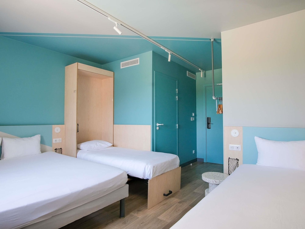 Habitación Standard con 1 cama doble y 2 camas individuales del hotel Ibis Budget Toulouse Labège