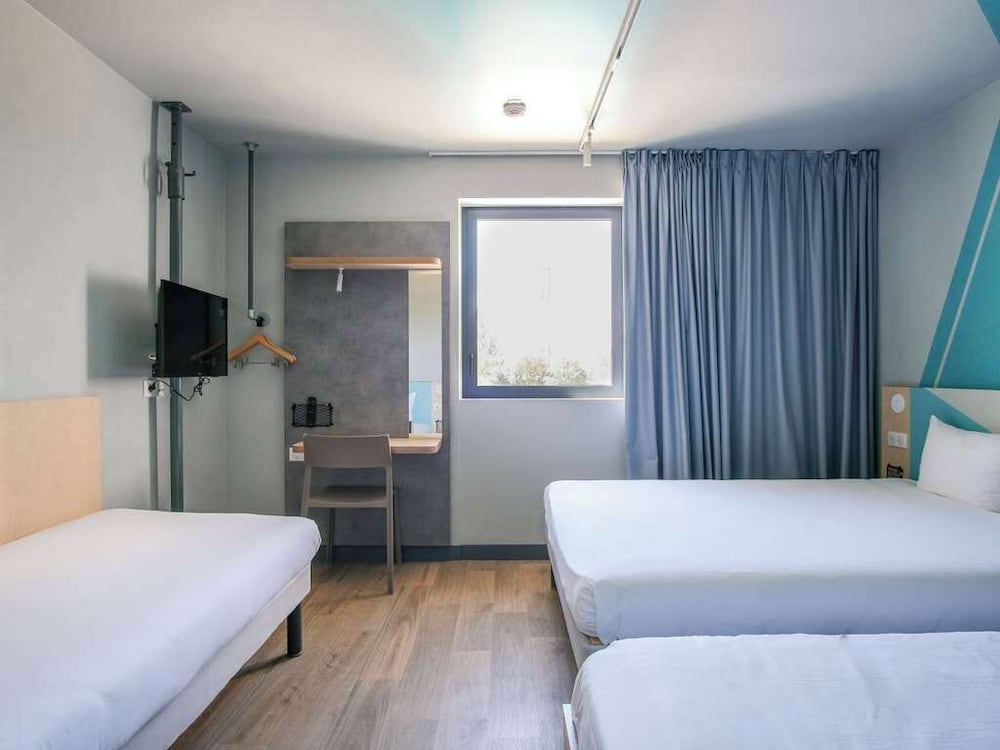 Habitación Standard con 1 cama doble y 2 camas individuales del hotel Ibis Budget Toulouse Labège. Foto 1