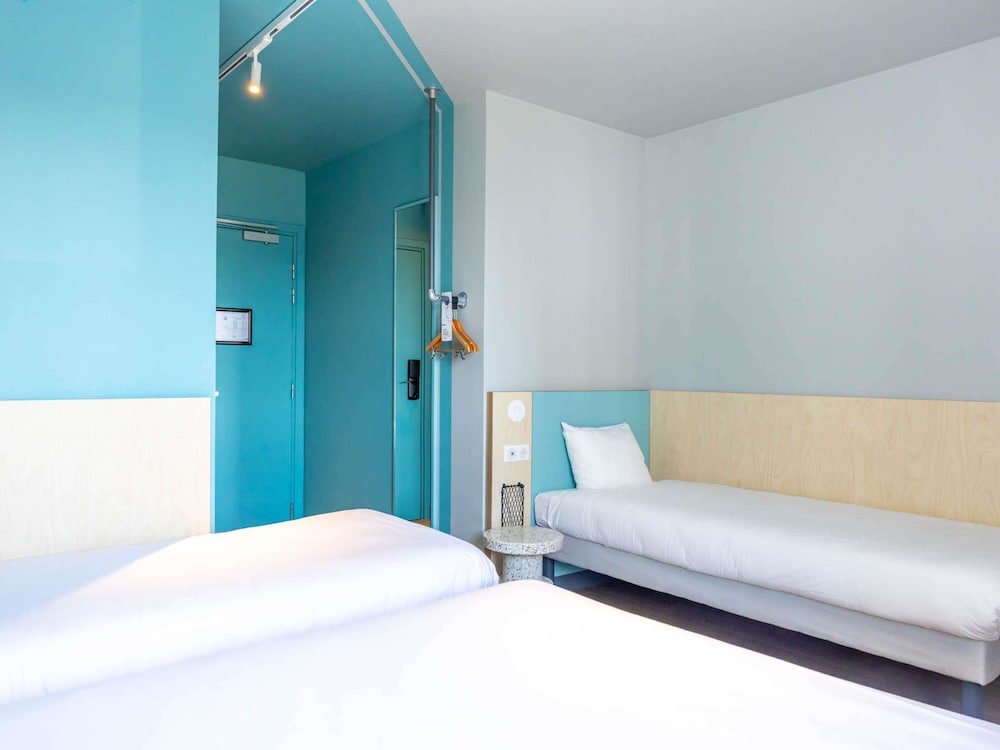 Habitación Standard con 1 cama doble y 2 camas individuales del hotel Ibis Budget Toulouse Labège. Foto 3