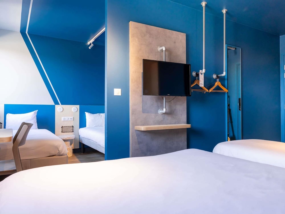 Habitación Standard con 1 cama doble y 3 camas individuales del hotel Ibis Budget Toulouse Labège