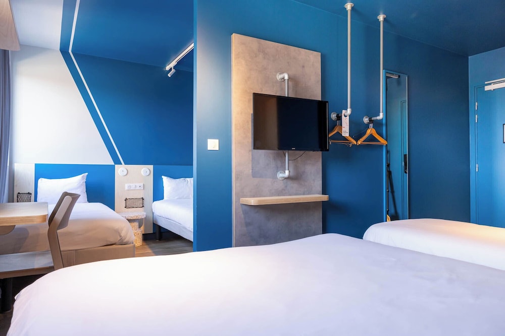 Habitación Standard con 1 cama doble y 3 camas individuales del hotel Ibis Budget Toulouse Labège. Foto 3