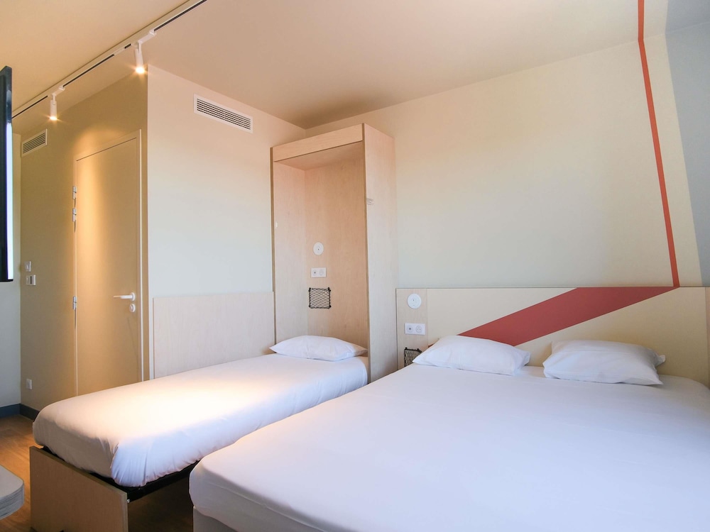 Habitación Standard con 1 cama doble y 3 camas individuales del hotel Ibis Budget Toulouse Labège. Foto 4