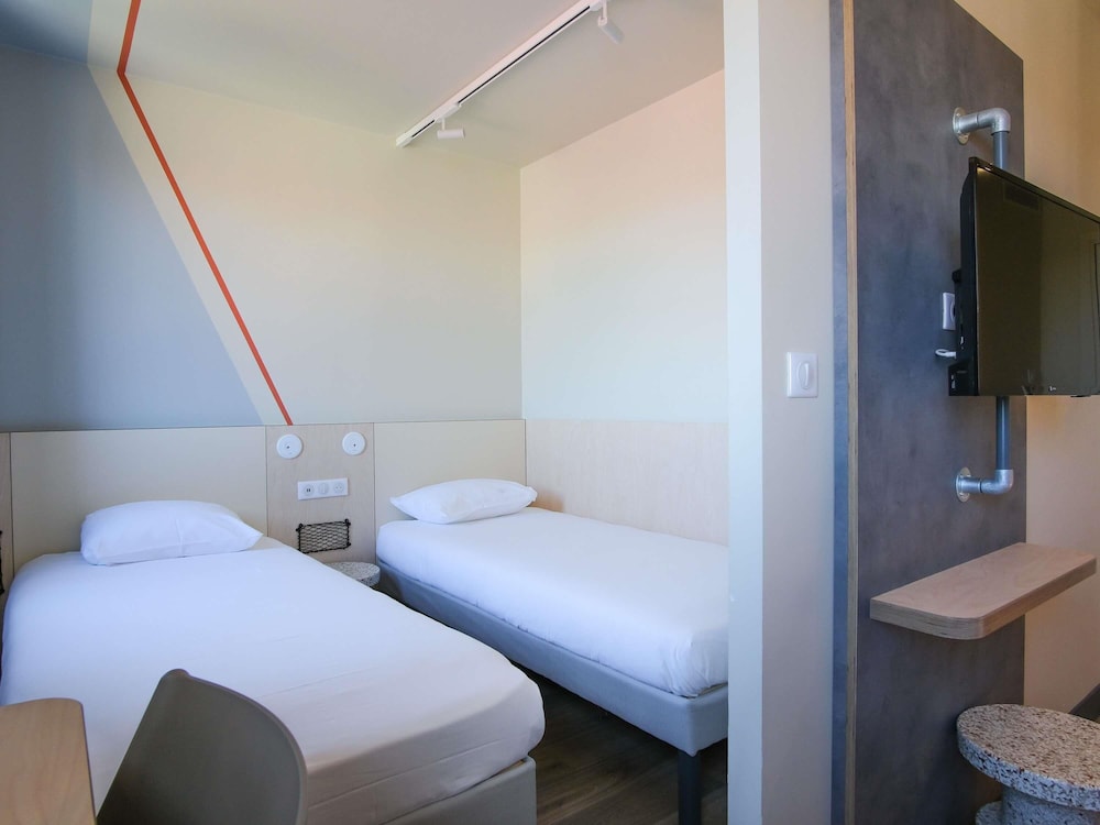 Habitación Standard con 1 cama doble y 3 camas individuales del hotel Ibis Budget Toulouse Labège. Foto 5