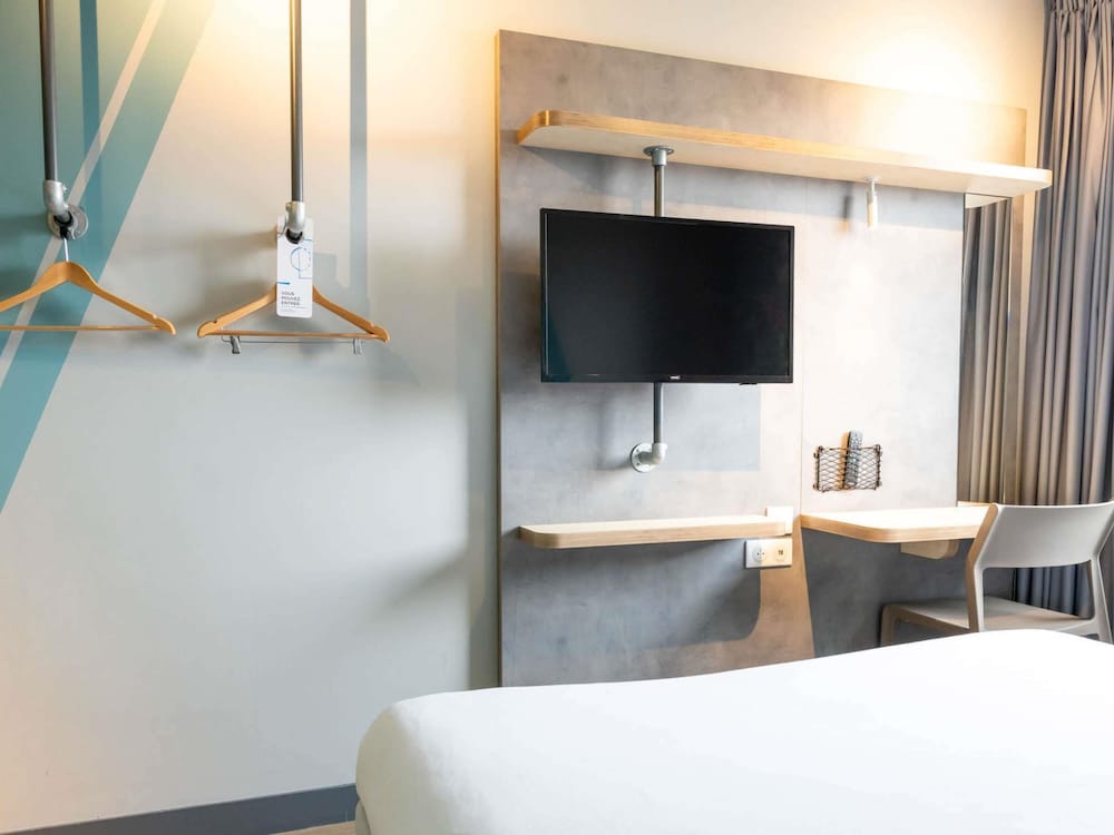 Habitación Standard con 1 cama doble y 3 camas individuales del hotel Ibis Budget Toulouse Labège. Foto 6