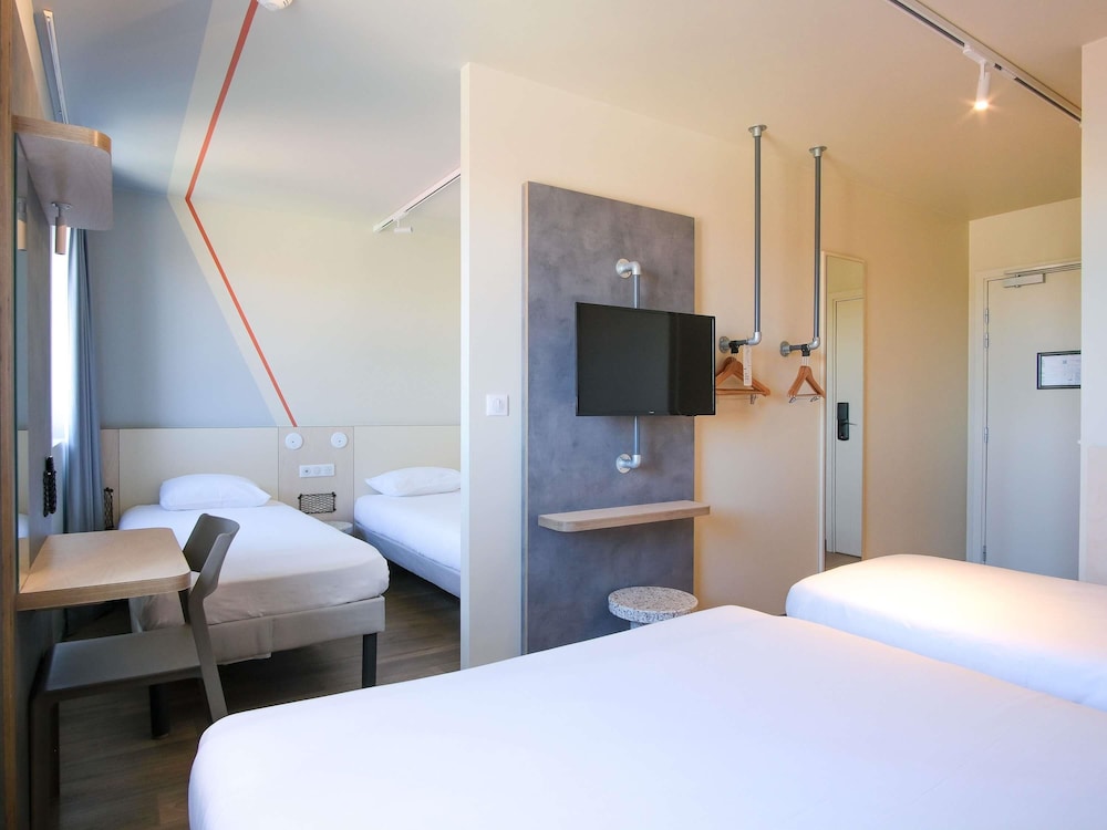 Habitación Standard con 1 cama doble y 3 camas individuales del hotel Ibis Budget Toulouse Labège. Foto 7