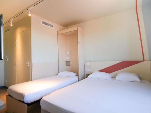 Habitación Standard accesible con 1 cama doble y 1 cama individual del hotel Ibis Budget Toulouse Labège. Foto 1