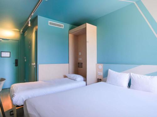 Habitación Standard accesible con 1 cama doble y 1 cama individual del hotel Ibis Budget Toulouse Labège. Foto 2