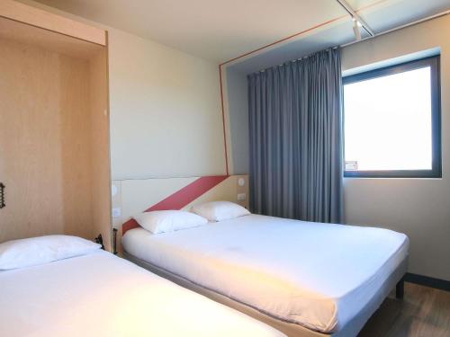 Habitación Standard accesible con 1 cama doble y 1 cama individual del hotel Ibis Budget Toulouse Labège. Foto 3