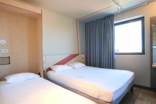Habitación Standard accesible con 1 cama doble y 1 cama individual del hotel Ibis Budget Toulouse Labège. Foto 6