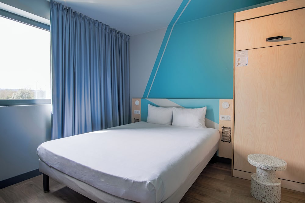 Habitación Standard con 1 cama doble y cama individual del hotel Ibis Budget Toulouse Labège. Foto 2