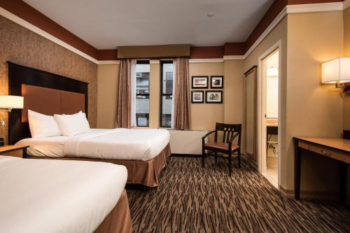 Habitación con 2 camas grandes - Adaptada para personas con discapacidad del hotel The Hotel @ Fifth Avenue. Foto 4