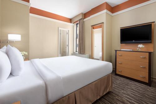 Habitación con cama extragrande - Adaptada para personas de movilidad reducida del hotel The Hotel @ Fifth Avenue. Foto 1