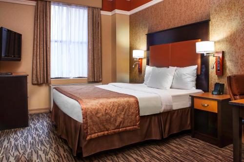 Habitación con cama extragrande - Adaptada para personas de movilidad reducida del hotel The Hotel @ Fifth Avenue. Foto 6