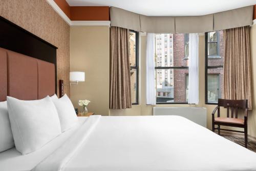 Habitación - 1 cama extragrande - No fumadores del hotel The Hotel @ Fifth Avenue. Foto 6