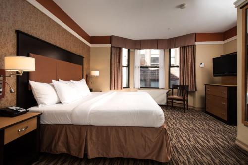 Habitación Deluxe - 1 cama grande del hotel The Hotel @ Fifth Avenue. Foto 11