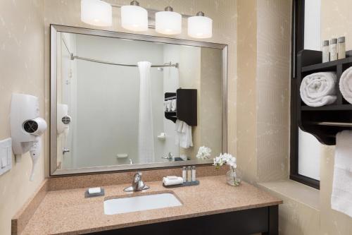 Habitación - No fumadores - Cama grande del hotel The Hotel @ Fifth Avenue. Foto 4