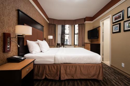 Habitación - No fumadores - Cama grande del hotel The Hotel @ Fifth Avenue. Foto 7