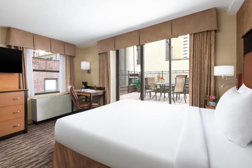 Habitación Familiar Doble Deluxe con cama grande del hotel The Hotel @ Fifth Avenue