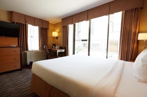 Habitación Familiar Doble Deluxe con cama grande del hotel The Hotel @ Fifth Avenue. Foto 2