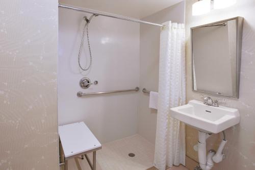 Habitación con 2 camas grandes - Adaptada para personas con discapacidad del hotel The Hotel @ Fifth Avenue. Foto 6