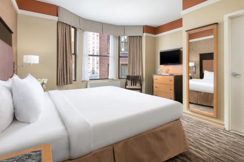 Habitación - 1 cama extragrande - No fumadores del hotel The Hotel @ Fifth Avenue. Foto 6