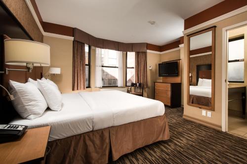 Habitación Deluxe - 1 cama grande del hotel The Hotel @ Fifth Avenue. Foto 11